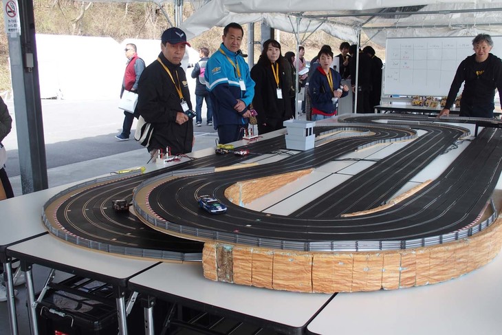 周回タイムを競い合うスロットカー大会は「シボレーファンデー2019」参加者であれば、誰でも自由にエントリーすることができた。