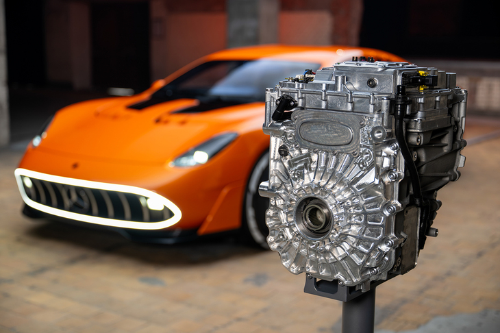 フロントに1基、リアに2基のアキシャルフラックスモーターを搭載。トータルでは最高出力1360PSを発生する。