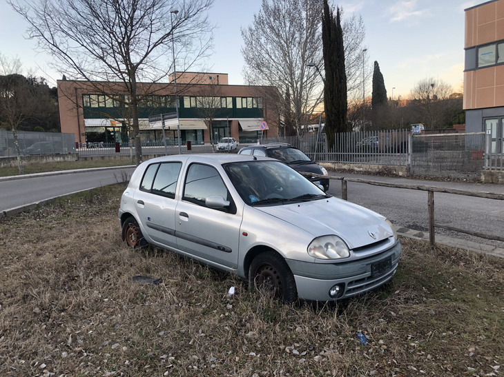 放置された「ルノー・クリオ」。2019年にイタリア・シエナで撮影。