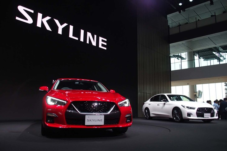 「日産スカイライン」発表会の様子。ステージ上には「ハイブリッド」（左）と「V6ターボ」（右）を展示。