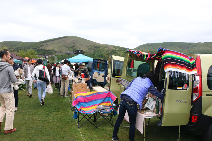 「カングー」ユーザーによるフリーマーケットは、今年も大盛況。なかには、思わぬ掘り出し物もあったようだ。