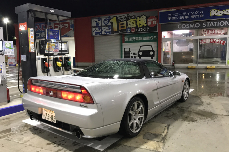 合成燃料は既存の内燃エンジン車にも使用できるといわれ、エンジン車を愛するカーマニアも生き残れる。ハイブリッドじゃない初代「NSX」だって、死ぬまでその走りを楽しめるようになるはず。懸念はガソリンスタンドの数が減り続けていることか。