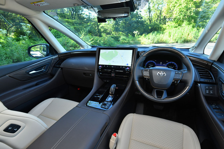 VIPの移動空間としても使われることが多いため、室内には過度な装飾が施されず落ち着いた印象。木目の部分には「UZURAMOKU」と呼ばれるリアルウッドを使っている。