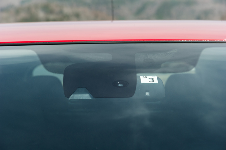 フロントウィンドウの上部に備わる先進運転支援システム（ADAS）のセンサー。「カジャー」はルノーとしては大々的にADASを取り入れたモデルだが、それでもライバルと比べると、機能の数でも性能の高さでも、一歩譲るところがある。