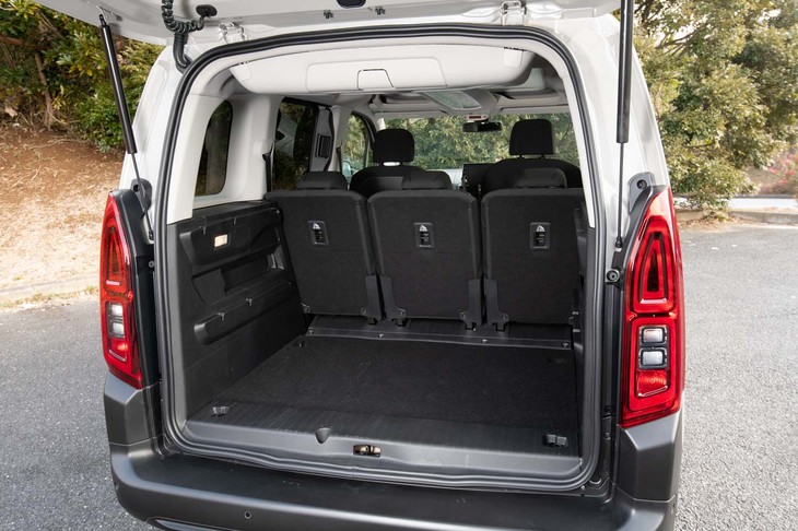 リアシート使用時のラゲッジスペースは奥行きが約1mで、容量が597リッター。