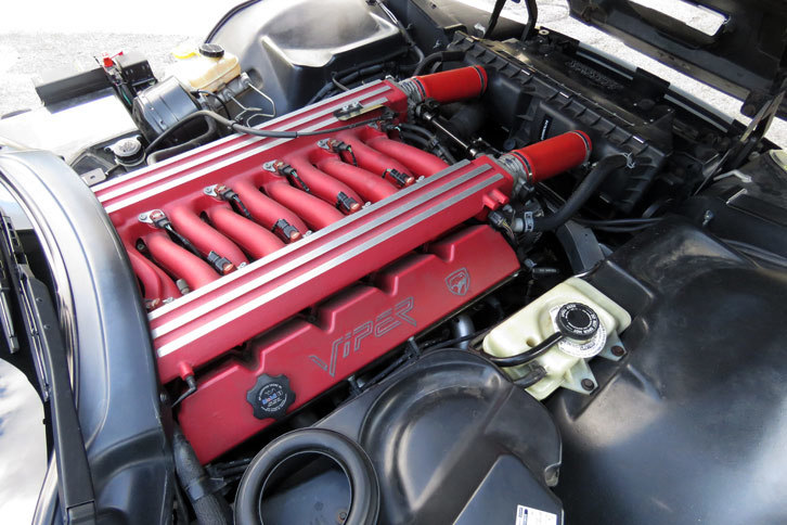 排気漏れの完治でスムーズに回るようになった8リッターV10 OHV。余談だが、GMだとエンジンには「L98」とか「LS7」「LT4」なんてカッコイイ名前が付いているけど、クライスラーのエンジンには、そういう名前はないのかな？