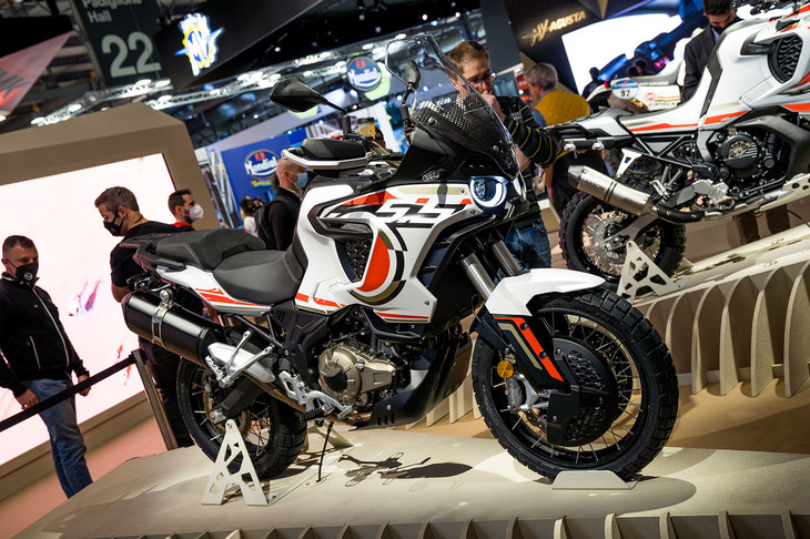 「ラッキー・エクスプローラー・プロジェクト」で発表されたもう1台のマシンは、排気量554ccの並列2気筒エンジンを搭載する「MVアグスタ5.5」である。本格的なオフロードマシンである「9.5」とは違い、フロント19インチ／リア17インチのホイールを採用。パートナーシップを結んでいる中国のZhejiang QJmotor（BenelliやKEEWAY、QJmotorなどのブランドを所有）と共同開発されたこのマシンは、オンロードとオフロードの両方に適した、より広いユーザーにアプローチできるマシンのようだ。