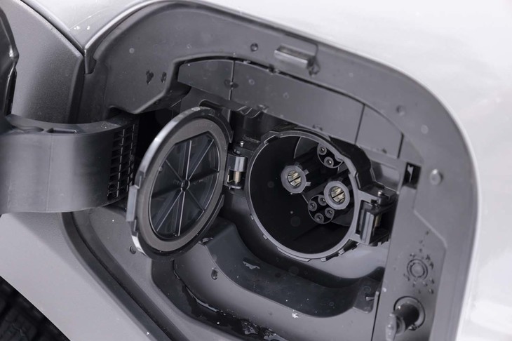 駆動用リチウムイオンバッテリーの容量は71.4kWhで、出力150kWまでの急速充電に対応。最大航続可能距離（WLTCモード）はFWD車が530km前後で4WD車が460km前後となる見込み。