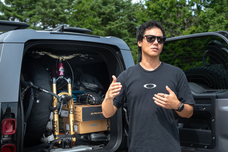 永田選手は「ディフェンダー130」のラゲッジスペースに、MTBやそのスペアパーツ、ウエアなどを満載。「ほかの荷物がなければ、最大で4台くらいは自転車を積めますよ」とのこと。