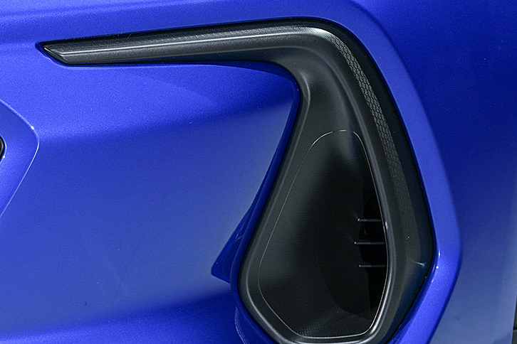 「トヨタGR 86」と新型「スバルBRZ」のバンパー両端のエアインテークには、外側に細かな筋（すじ）でハニカム模様が施されている。井上氏の言う“空力シボ”とはこれのことで、この筋の角度が空力に作用し、乗り味に変化をもたらすという。