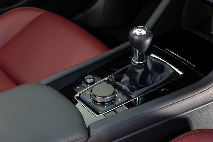 スムースレザーの本革巻きシフトノブ。「スカイアクティブX」搭載車を除くと、6段MT仕様は1.5リッターガソリンエンジンのFF車にしか用意されない。