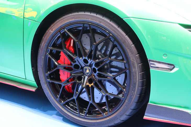 ランボルギーニ・テメラリオ＜アレジェリータパッケージ装着車＞（フロントホイール）