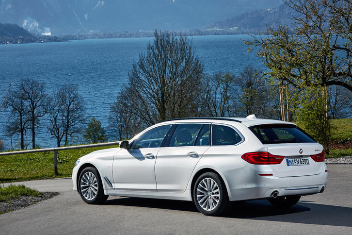 2リッター4気筒ディーゼルターボエンジンを搭載した「520dツーリング」。