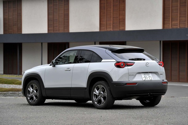 ボディーカラーは全8種類。そのうち3種類は、ルーフとピラー部、ボディー本体で色が異なる3トーンカラー（写真）となっている。単色は5色展開となる。