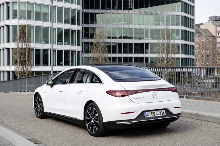 空気抵抗に配慮した「ワンボウライン」と呼ばれるルーフラインが採用された「EQE」。一文字型のリアコンビランプも目を引く。