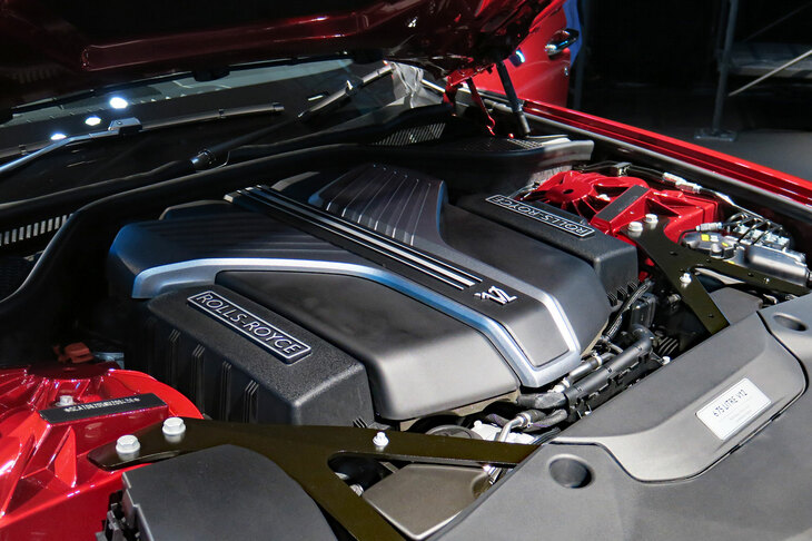 ロールス・ロイス・ブラックバッジ・ゴースト（6.75リッターV12ツインターボエンジン）