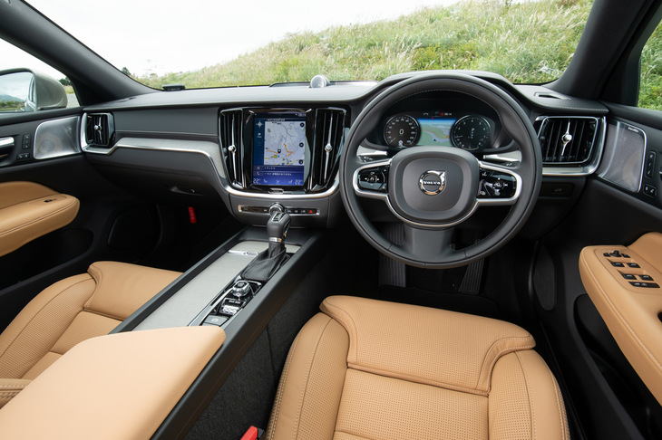 インテリアは基本的にステーションワゴン「V60」と共通。「インスクリプション」グレードには、ドリフトウッド（流木）調の装飾パネルやアンバーのシートカラーが目を引く写真の仕様を含め、全6種類のコーディネートが用意される。