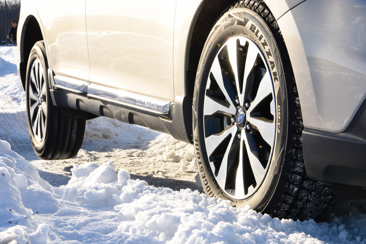 「レガシィアウトバック」には、エンジンやトランスミッション、ブレーキ、VDCを統合制御し、路面へのトラクション伝達能力を一段と高める電子制御システム「X-MODE」が搭載される。これにより、タイヤが空転するような状況（写真）から、より早く脱出できるようになる。