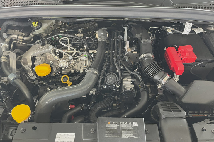 最高出力158PSの1.3リッター直4直噴ターボエンジンに、同20PSの補助モーター（BSG）と12Vリチウムイオンバッテリーを組み合わせたパワートレインを搭載する「キャプチャー エスプリ アルピーヌ マイルドハイブリッド」。トランスミッションは7段DCTの「7EDC」となる。