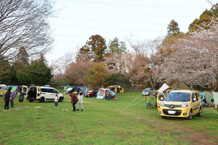 広々したキャンプサイトで、ゆっくりと過ごしたカングーファンと、その家族たち。日曜の16時半に完全撤収というゆとりのあるスケジュールであったため、それぞれが思い思いに自然を満喫し、自由なタイミングで帰路へと就いていた。「カングーキャンプ」は来年以降も継続予定で、次回はまた異なる企画で実施される見込み。参加したいカングーオーナーは、情報収集をお忘れなく。