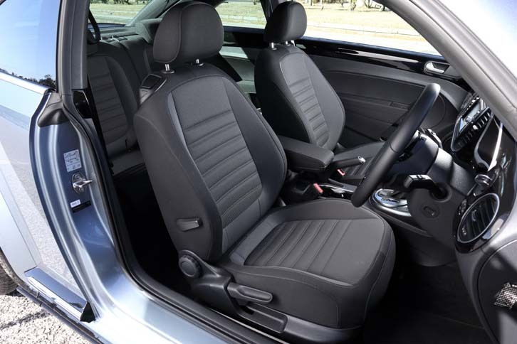 前席には「Rライン」専用のスポーツシートが採用される。運転席、助手席ともに、ランバーサポート付き。