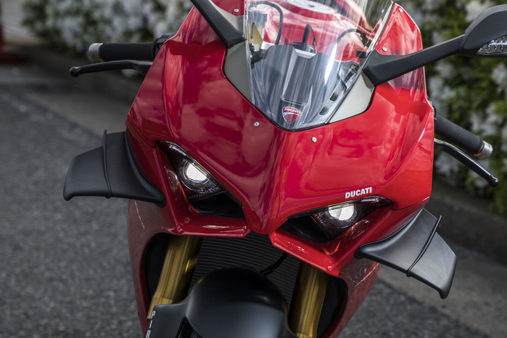 空力関係では、フロントのフェアリングやウインドスクリーンもサイズを大型化。ライダーの負担軽減とエアロダイナミクスの向上を実現している。