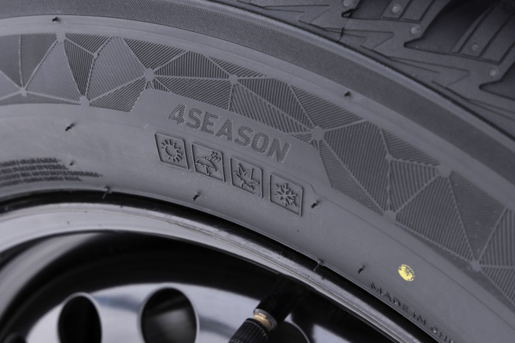 サイドウォールに刻まれた「4SEASON」の文字と太陽をはじめとした4つのマーク。「ソルウス4S HA32」は夏タイヤでも冬タイヤでもなく、すべてのシーズンに特化した安心感あふれるタイヤである。