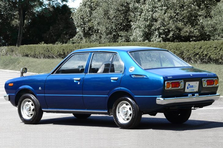 トヨタ博物館に収蔵される3代目「カローラ」の4ドアセダン。カローラはこの世代において、車名別の年間生産台数で世界一となった。