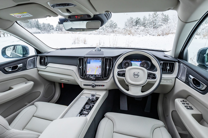 9インチの縦型タッチスクリーン式ディスプレイをダッシュボードの中心に配置。本物のウッドと金属で仕上げられたインテリアの質感は高い。試乗車の内装色は「チャコール／ブロンド」で、ボディーカラーによっては「チャコール／チャコール」色が組み合わされる。