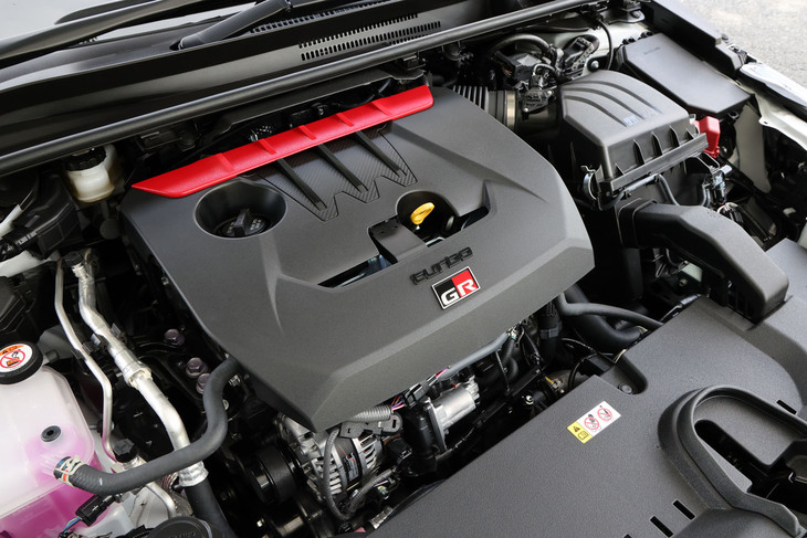 フロントに横置き搭載される1.6リッター直3ターボターボエンジン。最高出力は304PSで据え置きだが、最大トルクは従来型に対して30N・mアップの400N・mに高められている。