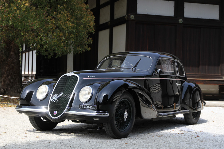 ここからはフィーチャーメイクである、カロッツェリア・トゥーリング製ボディーを持つエントリー車両。まずは1939年「アルファ・ロメオ 6C 2500SS スポーツベルリネッタ」。シャシーに溶接された小径鋼管で構成されたフレームにアルミパネルをかぶせる、トゥーリング特許のスーパーレッジェーラ方式のボディーを持つグランツーリスモ。Touring Early Italian（1951年以前に作られたトゥーリング製ボディーをまとったイタリア車部門）のベストに選ばれた。