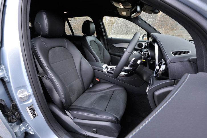 シートの種類はモデルによって異なり、「GLC250 4MATICスポーツ」には合成皮革とスエード調ファブリックのコンビシートが装備される。