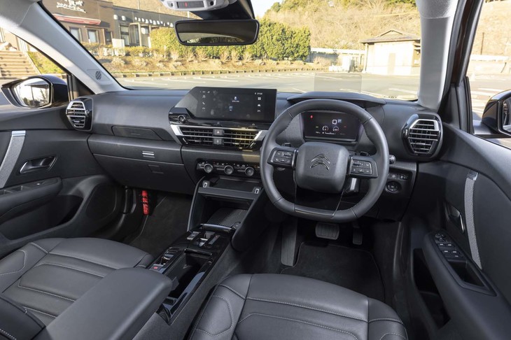 10インチのタッチスクリーンが主張するダッシュボード。その下にエアアウトレットを、さらに下にダイヤルとボタン式のエアコン操作パネルをレイアウトし、タッチ操作部とメカニカル操作部を切り離している。