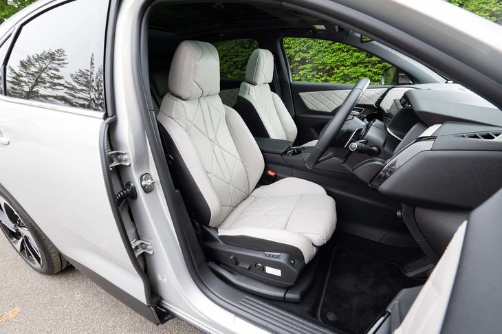 「E-TENSE 4×4」ではレザーシートが標準装備。厚みがあって質感の高いナッパレザーだ。