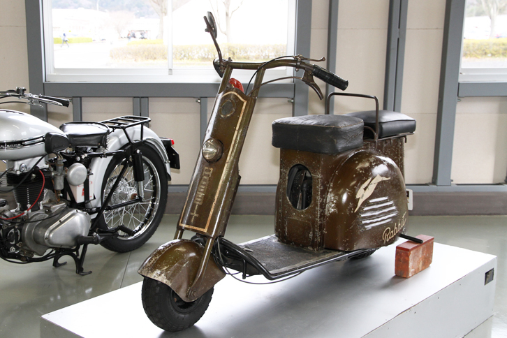 ここからは、技術資料館の所蔵車両を紹介しよう。これは1946年「ラビット」。戦後、翼を失った中島飛行機改め富士産業（富士重工業の前身）が作った、最初の民生用スクーターである。エンジンは空冷4ストローク単気筒135ccで、最高出力2ps。