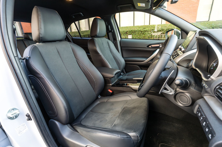 シートの仕様はグレードによって異なり、最上級モデルの「P」には、スエード調素材と合成皮革のコンビシートが装備される。