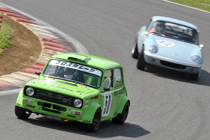 シルエット・クラスの「ブロスミニ」と「ロータス・エラン」のバトル。