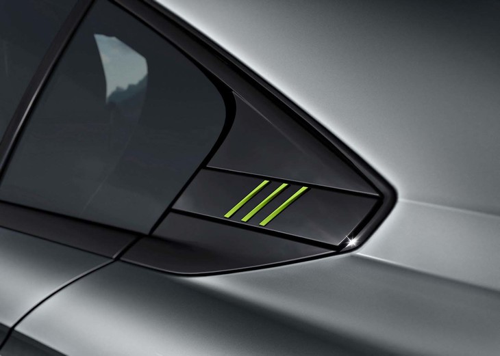 内外装に点在するライムグリーンのアクセントが、特別なハイブリッドカーであることを主張する。