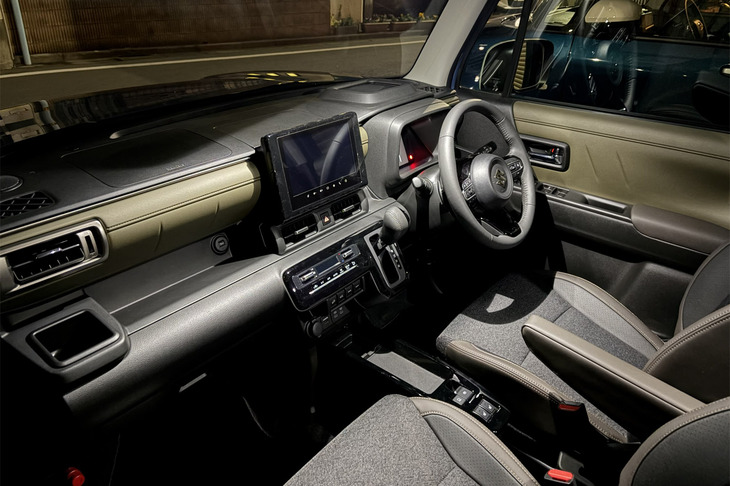 インストゥルメントパネルは、水平基調のスッキリしたデザインにリニューアル。予防安全・運転支援システムも充実しており、単眼カメラ＋ミリ波レーダー方式の衝突被害軽減ブレーキや、標識認識機能、アダプティブハイビームが新採用されている。