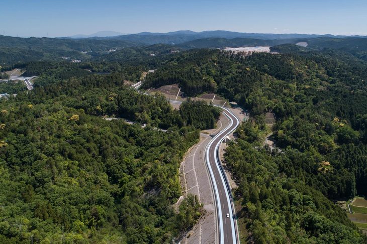 山林部を切り開いて造られるトヨタテクニカルセンター下山は、敷地の72％が緑地。小川や谷筋を避けて高架をかけるなど、環境保全のためにさまざまな取り組みがなされている。