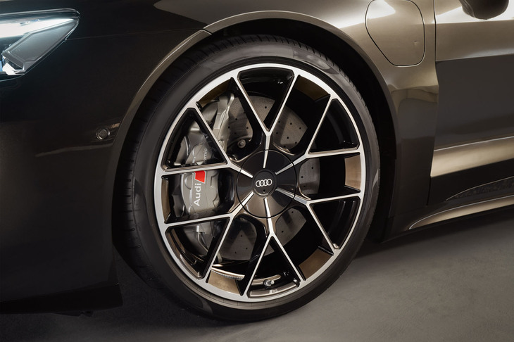 アウディエクスクルーシブのプログレッシブホイールデザインをベースとした「6ツインスポークRSデザインアルミホイール」を標準装備とする「RS e-tron GTパフォーマンス エクスクルーシブエディション」。