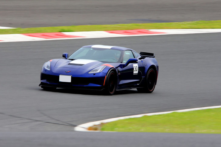 一見、2017年に販売された限定モデル「シボレー・コルベット グランスポーツ アドミラルブルー ヘリテージ」に見えるこちらのクルマだが、実はカタログモデル「グランスポーツ」のMT仕様。オーナー氏によると、本国仕様のオプションを駆使すれば、このようなルックスに仕立てることもできるのだとか。アメリカのユーザーがうらやましい。