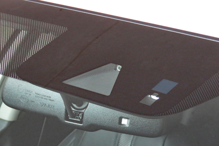 ホンダ・シビックセダン（運転支援システム「ホンダセンシング」のセンサーユニット）