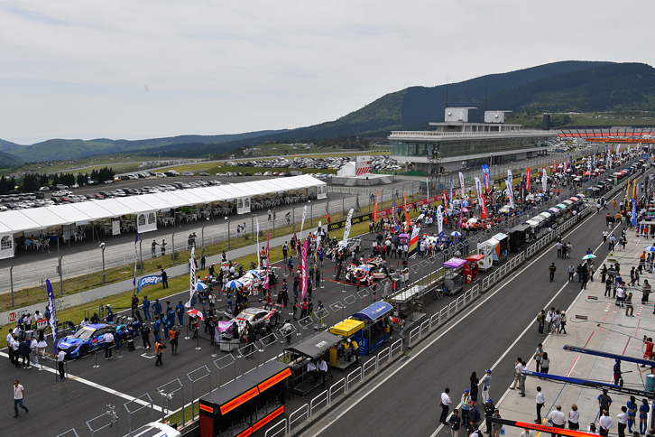 2年ぶりに開催されたオートポリス大会には、3万人近い観客が来場。熱いレースを見守った。