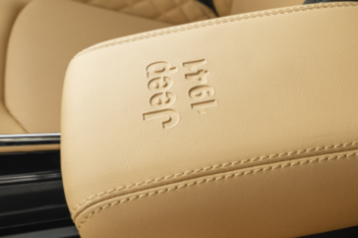 センターコンソールのアームレストに、ジープ誕生の年を示す「Jeep 1941」のロゴがエンボス仕上げで入る。