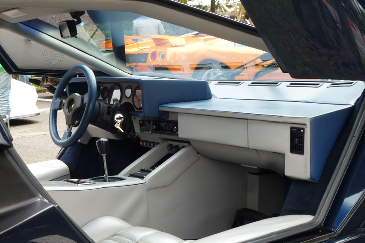 「カウンタック5000クアトロバルボーレ」のインストゥルメントパネル。