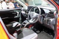 市販予定の小型SUVのインテリア。