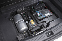 トランクルームのフロア下には、パンク修理キットやけん引フックなどがおさまる。