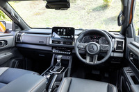 新型「トライトン」のインテリア。水平基調のインストゥルメントパネルには、車体の姿勢変化がわかりやすいという機能的な側面もある。