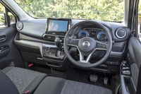 新型「デイズ」のコックピット周辺部。ご覧のとおり、円形のステアリングホイールが装着されている。